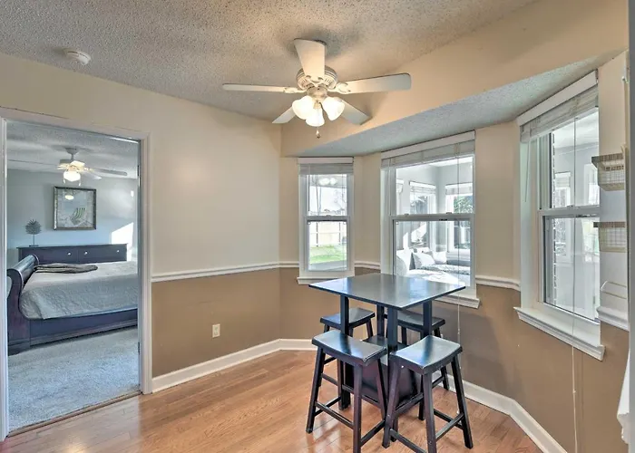 Welcoming W/ Spacious Yard! *