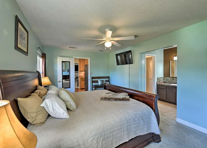 Welcoming W/ Spacious Yard! Pensacola