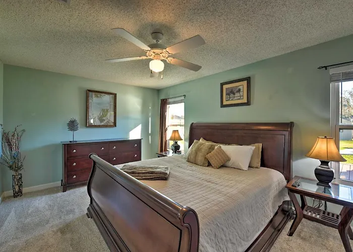 Welcoming W/ Spacious Yard! *