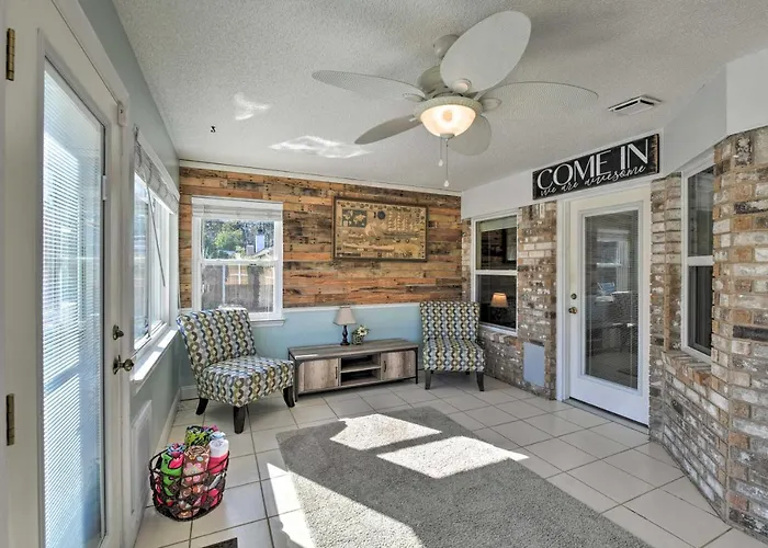 Welcoming W/ Spacious Yard! Pensacola