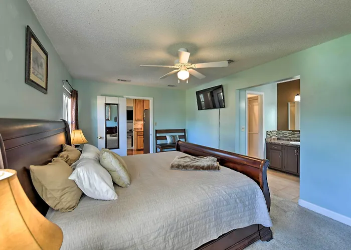 Welcoming W/ Spacious Yard! Pensacola