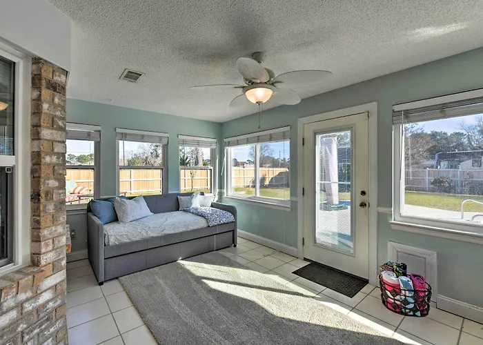 Welcoming W/ Spacious Yard! Holiday home
