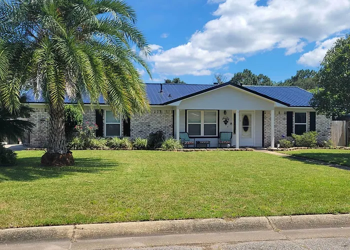 Welcoming W/ Spacious Yard! *