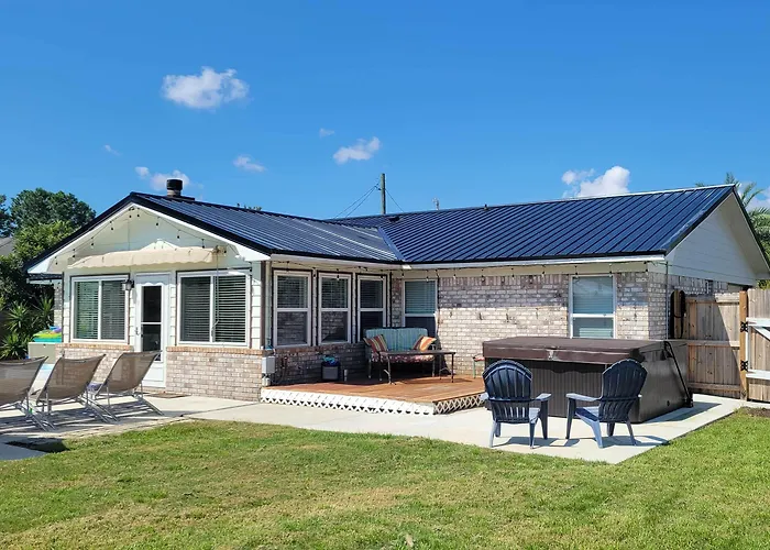 Welcoming W/ Spacious Yard! * Pensacola