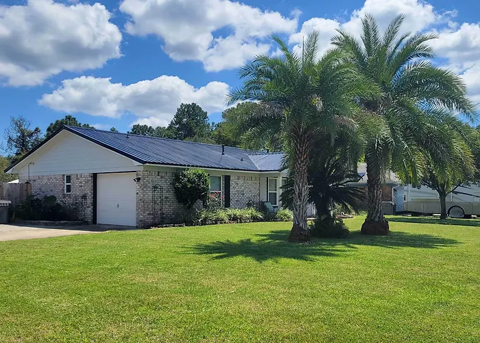 Welcoming W/ Spacious Yard! *