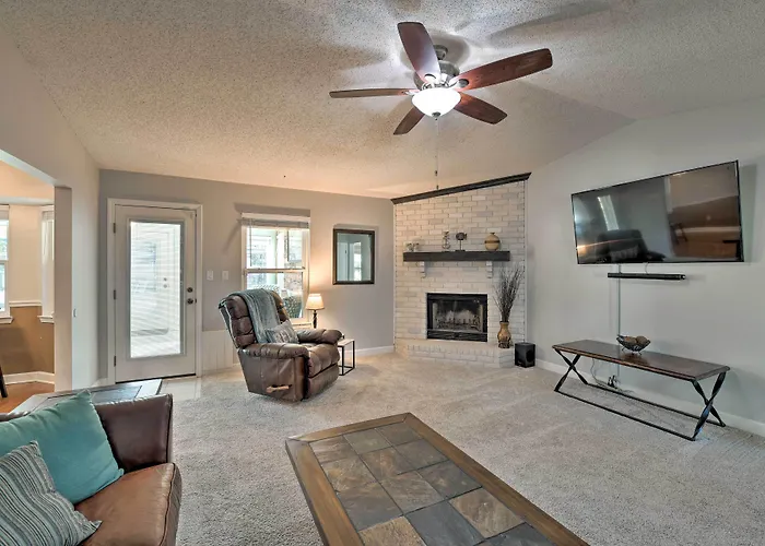 Welcoming W/ Spacious Yard!
