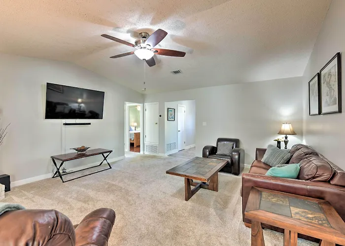 Welcoming W/ Spacious Yard! Pensacola