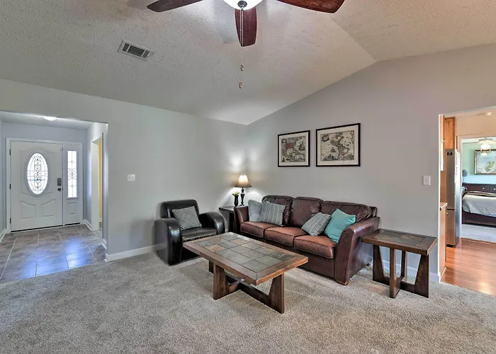 Welcoming W/ Spacious Yard! *